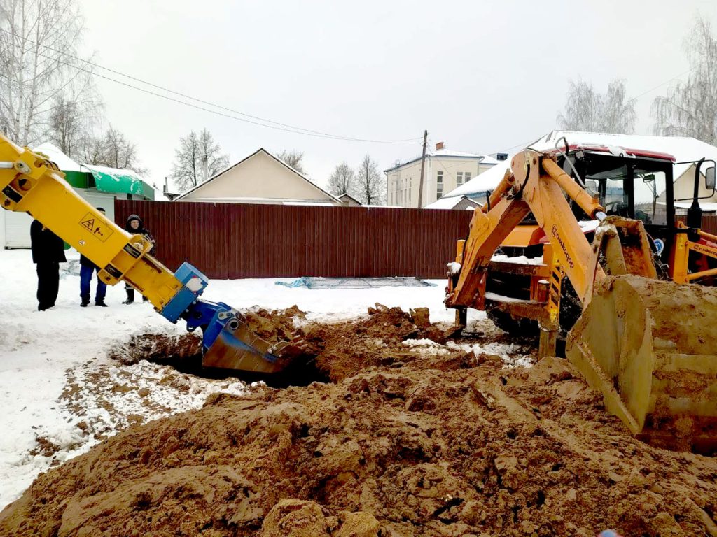 Работники водоканала устраняют порыв водопроводной сети на улице Ленина в Климовичах