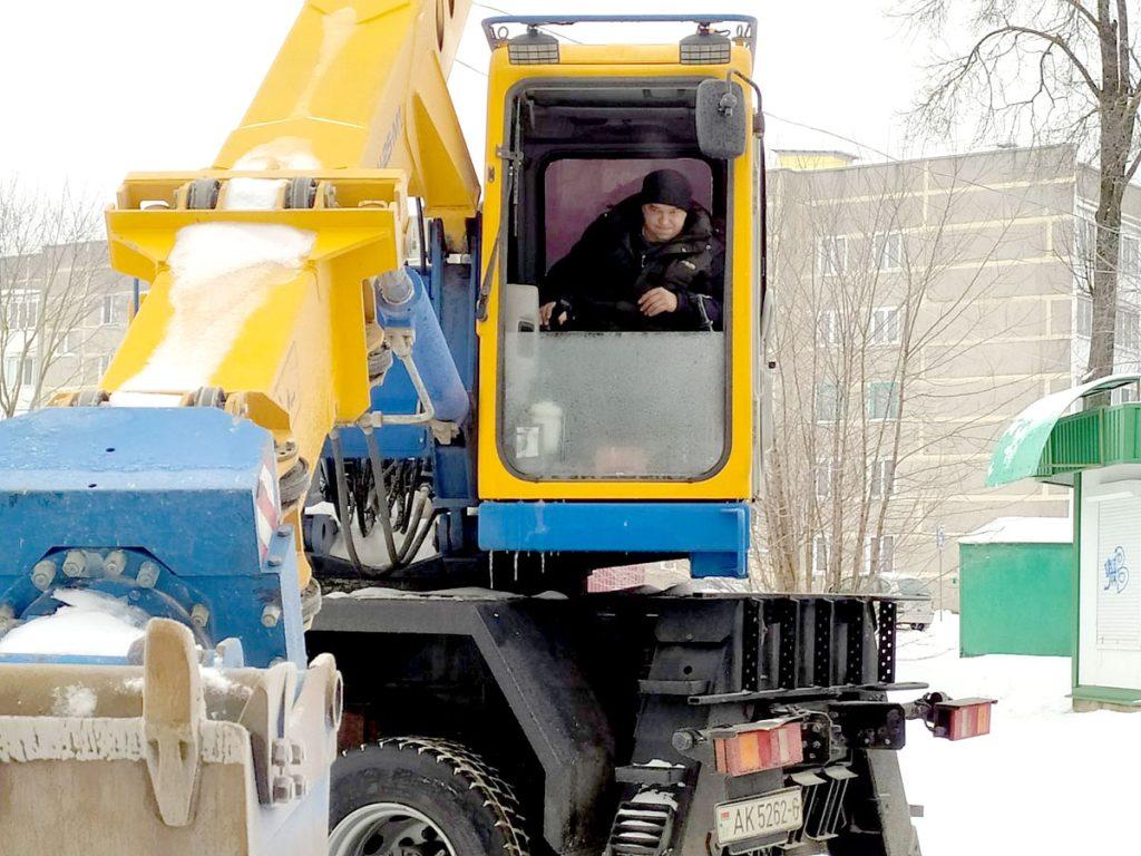 Работники водоканала устраняют порыв водопроводной сети на улице Ленина в Климовичах