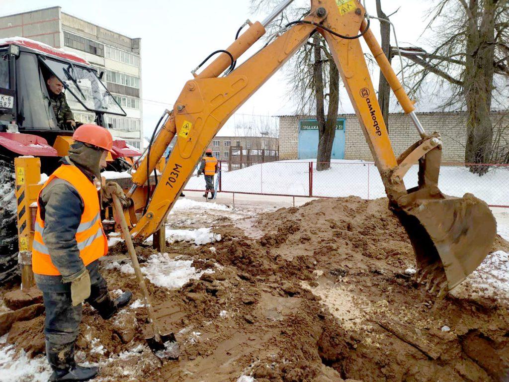Работники водоканала устраняют порыв водопроводной сети на улице Ленина в Климовичах