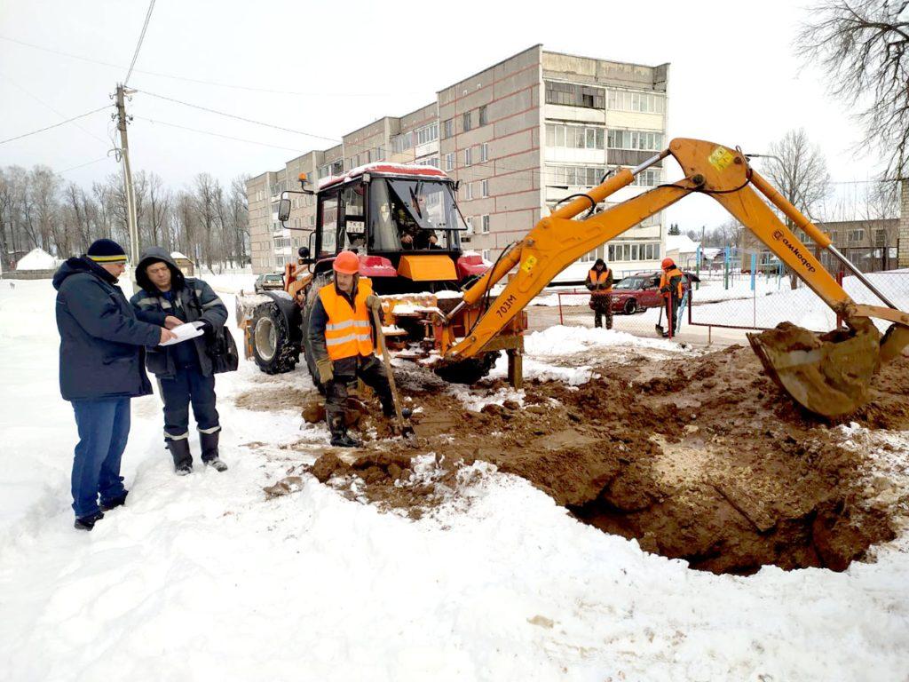 Работники водоканала устраняют порыв водопроводной сети на улице Ленина в Климовичах