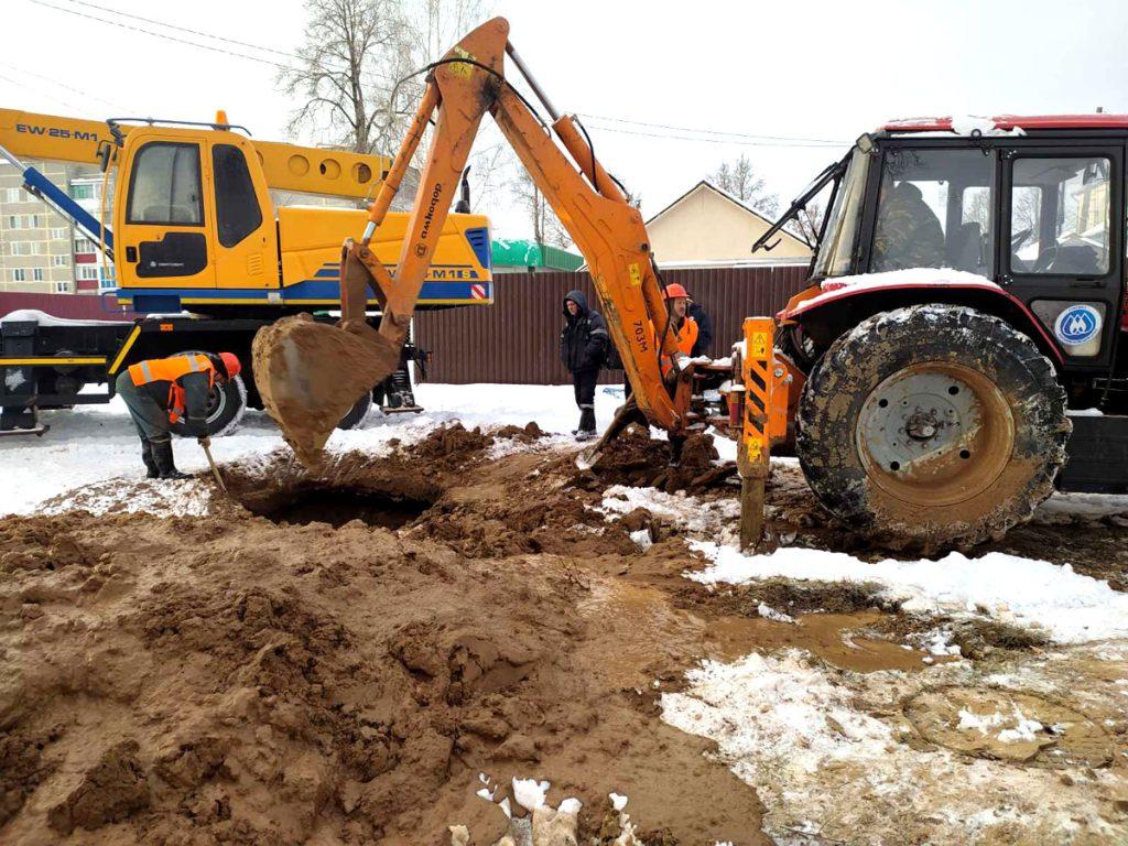 Работники водоканала устраняют порыв водопроводной сети на улице Ленина в Климовичах
