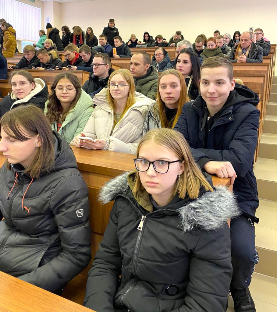 Учащиеся Роднянской средней школы с профориентационной экскурсией посетили БГУТ