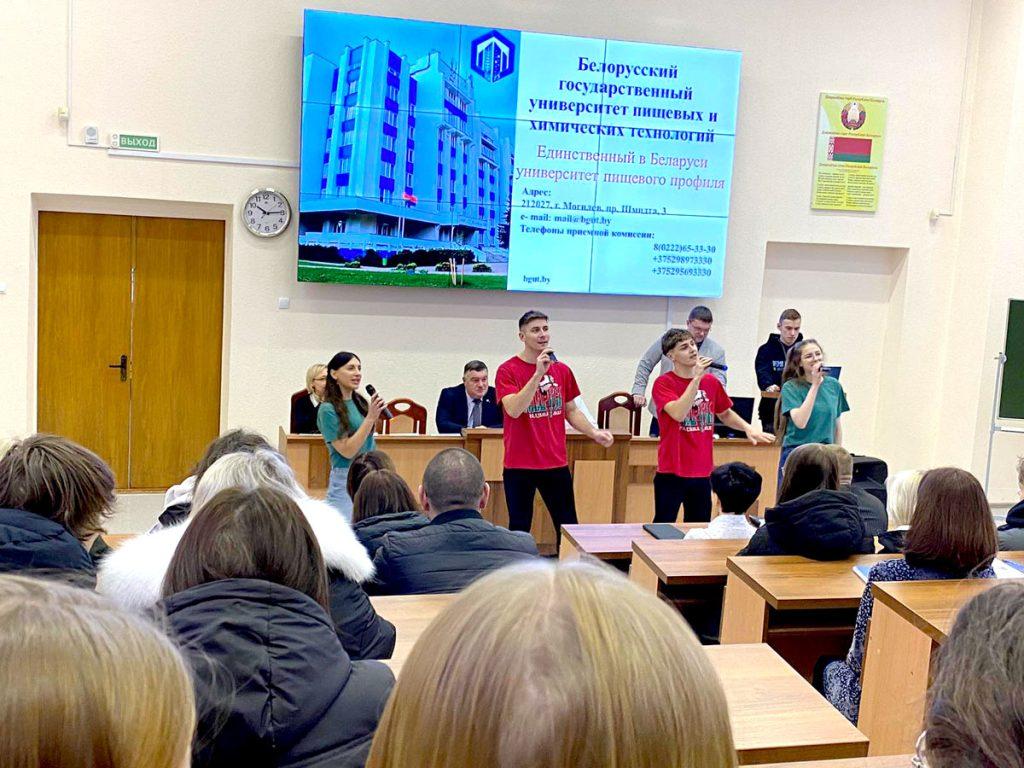 Учащиеся Роднянской средней школы с профориентационной экскурсией посетили БГУТ