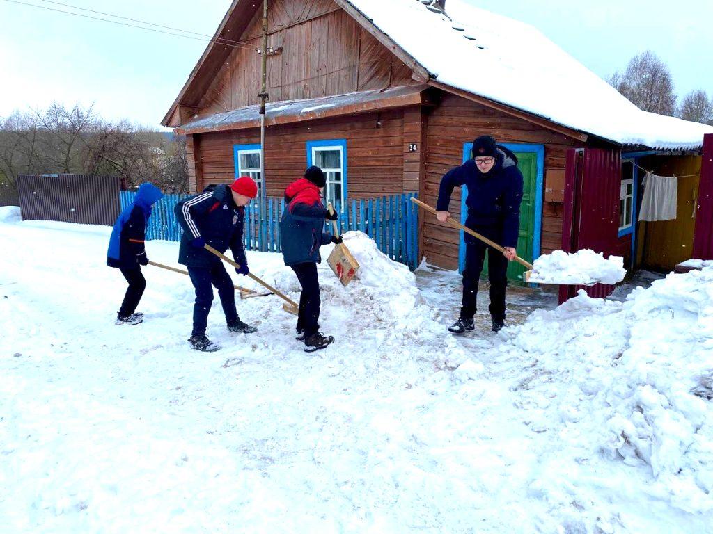 Учащиеся школ Климовичского района вышли на уборку снега