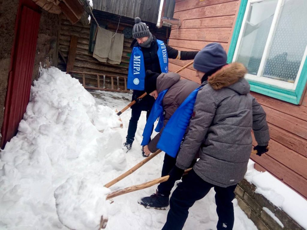 Учащиеся школ Климовичского района вышли на уборку снега