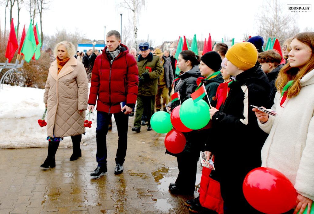 Климовчане возложили цветы к памятному знаку погибшим воинам-интернационалистам