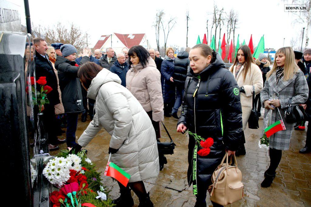 Климовчане возложили цветы к памятному знаку погибшим воинам-интернационалистам