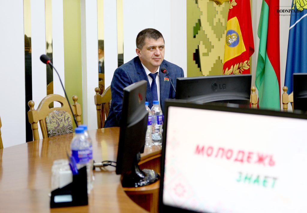 Председатель Климовичского райисполкома Дмитрий Хайновский встретился с молодежью