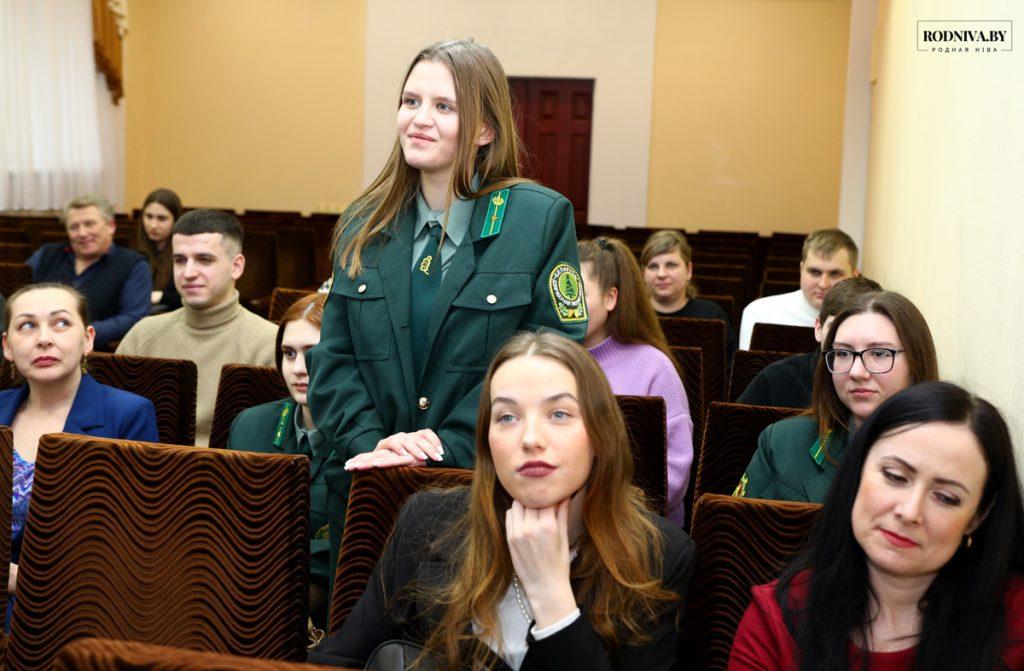 Председатель Климовичского райисполкома Дмитрий Хайновский встретился с молодежью