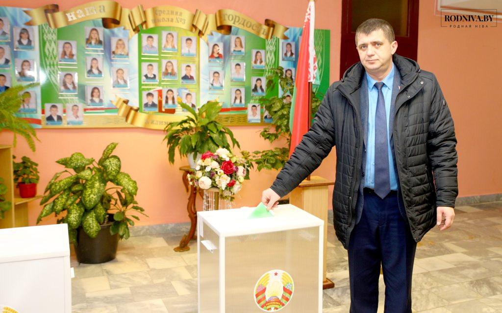 Глава Климовичского района Дмитрий Хайновский проголосовал на выборах депутатов на Восточном участке № 4