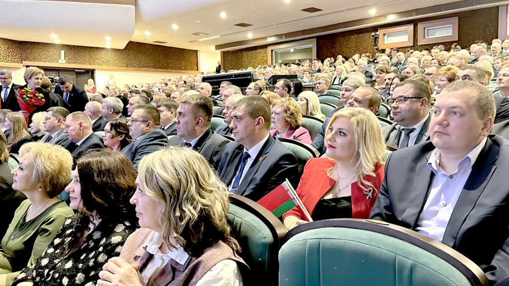 Делегация Климовичского района участвует в торжествах во Дворце культуры области