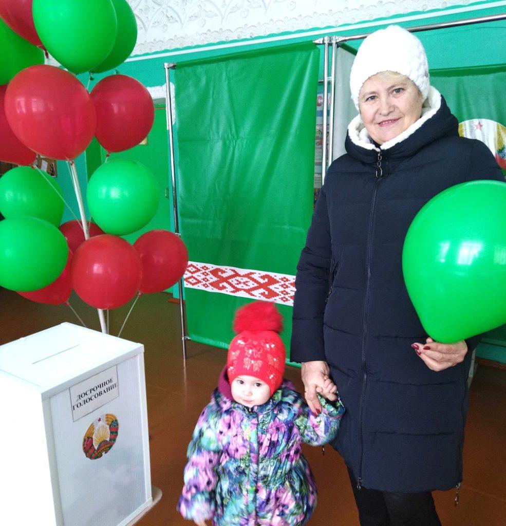 Жители агрогородка Звенчатка активно участвуют в досрочном голосовании