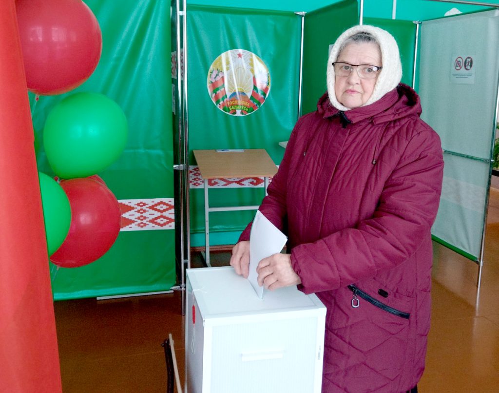 Жители агрогородка Звенчатка активно участвуют в досрочном голосовании