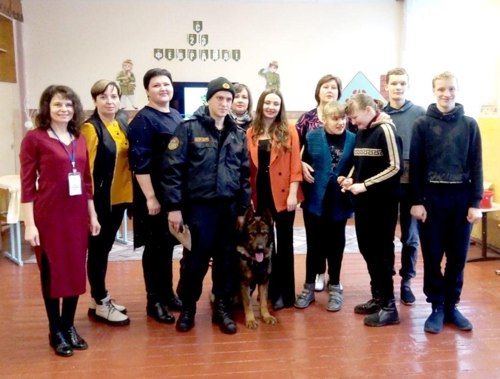 Климовичские правоохранители организовали для ребят встречу по мини-футболу