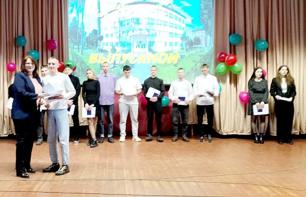 Сколько выпускников Климовичского аграрного колледжа получили путевки в жизнь