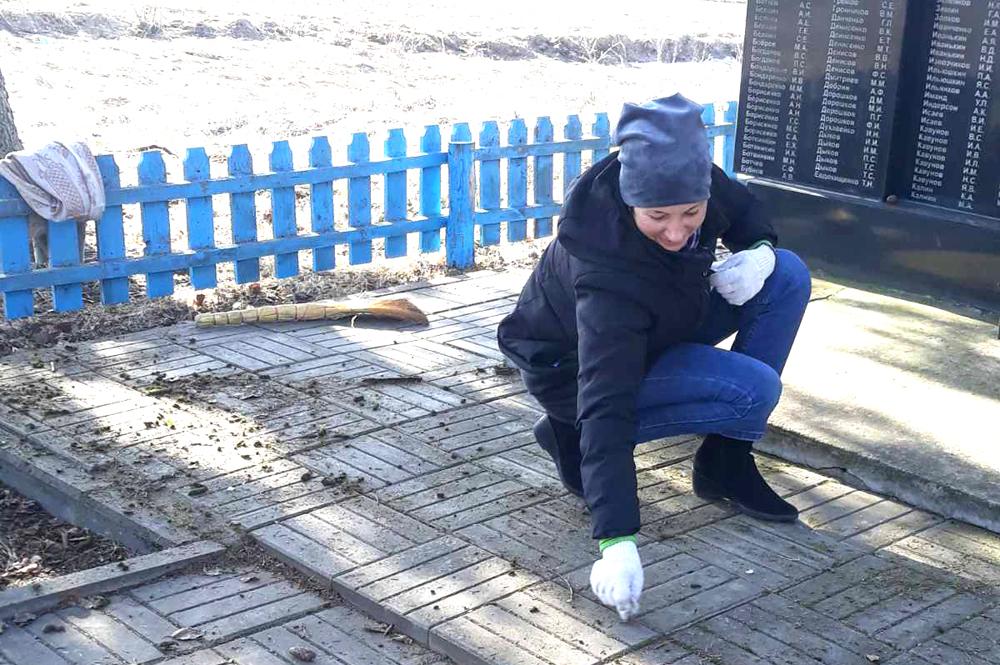Климовчане наводят порядок возле воинских захоронений и обелисков