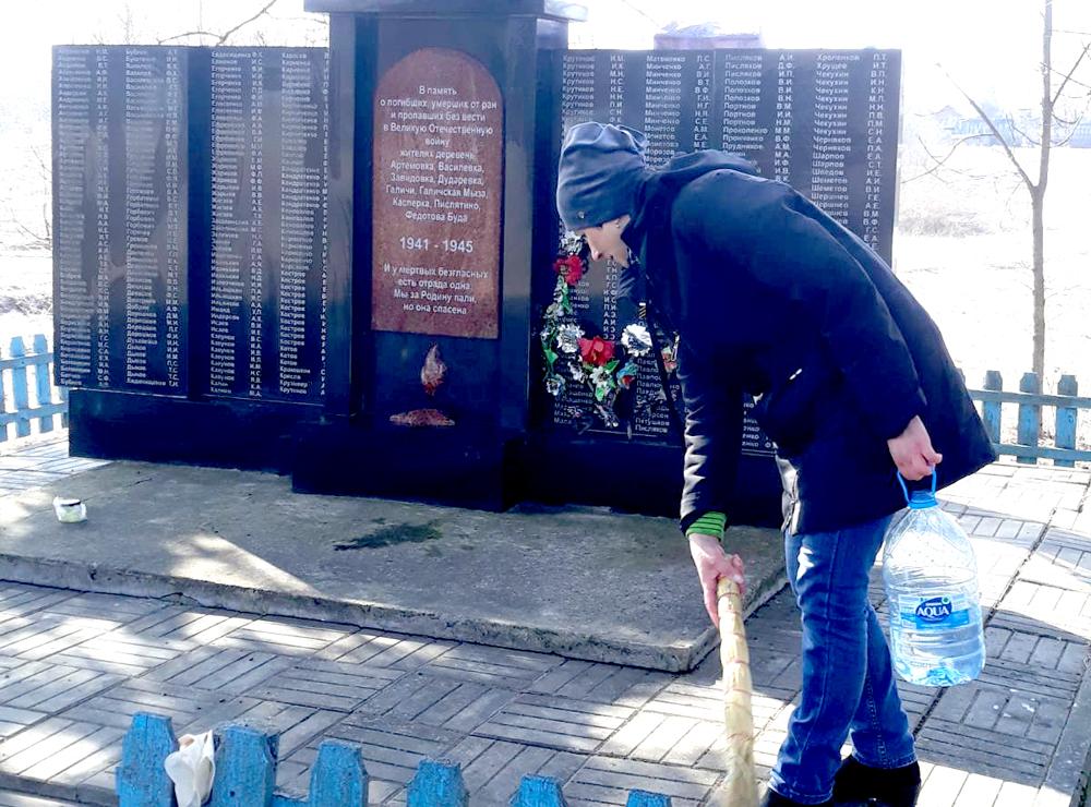 Климовчане наводят порядок возле воинских захоронений и обелисков