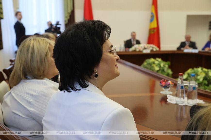 "Главный подарок - внимание". Исаченко поздравил с 8 Марта жительниц Могилевской области