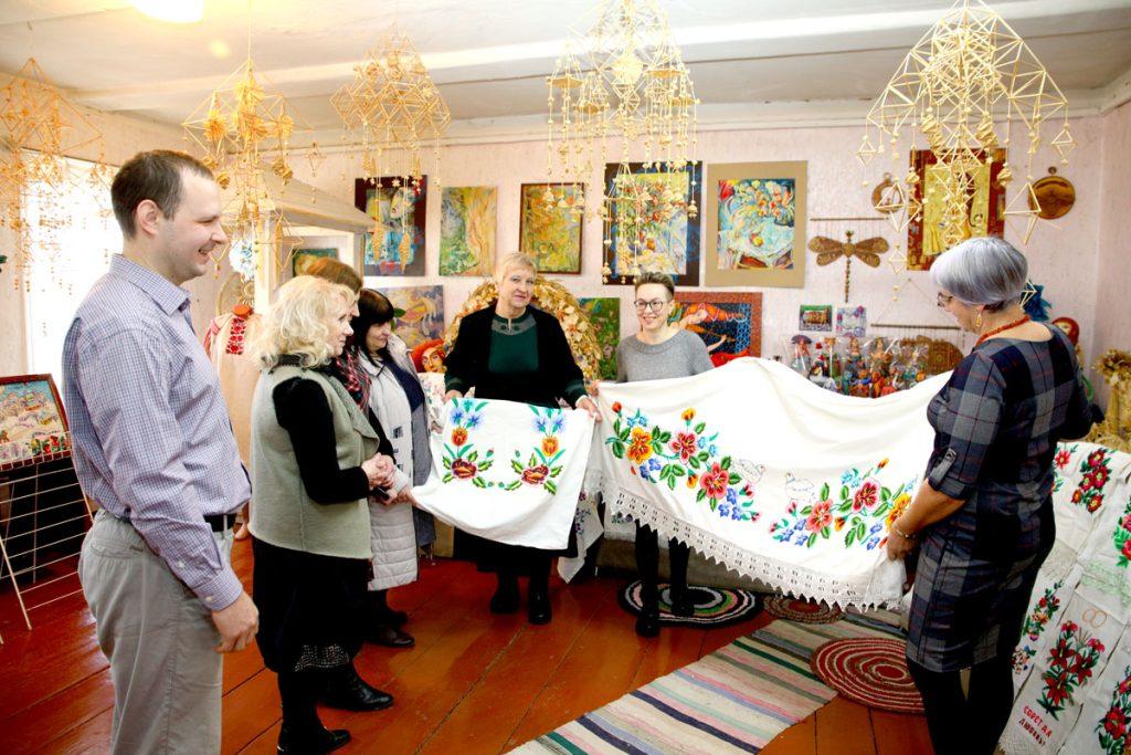 В районном Доме ремесел работает выставка «Живая нить традиций»