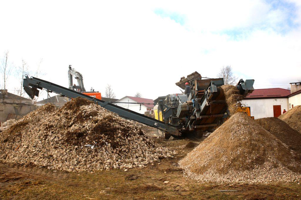 ФОТОФАКТ: на месте снесенной водонапорной башни в Климовичах работает спецтехника