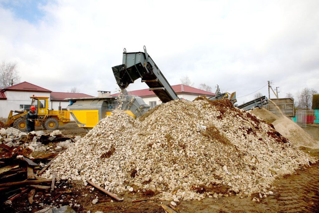 ФОТОФАКТ: на месте снесенной водонапорной башни в Климовичах работает спецтехника