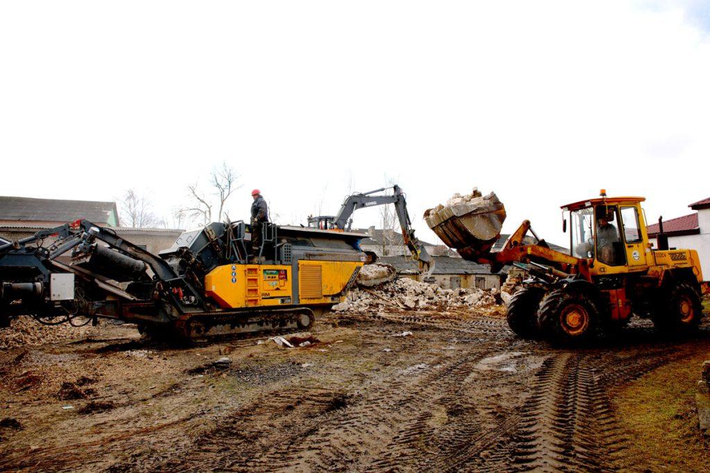 ФОТОФАКТ: на месте снесенной водонапорной башни в Климовичах работает спецтехника