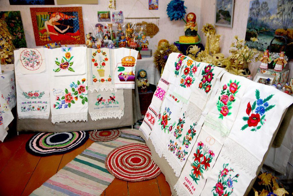 В районном Доме ремесел работает выставка «Живая нить традиций»