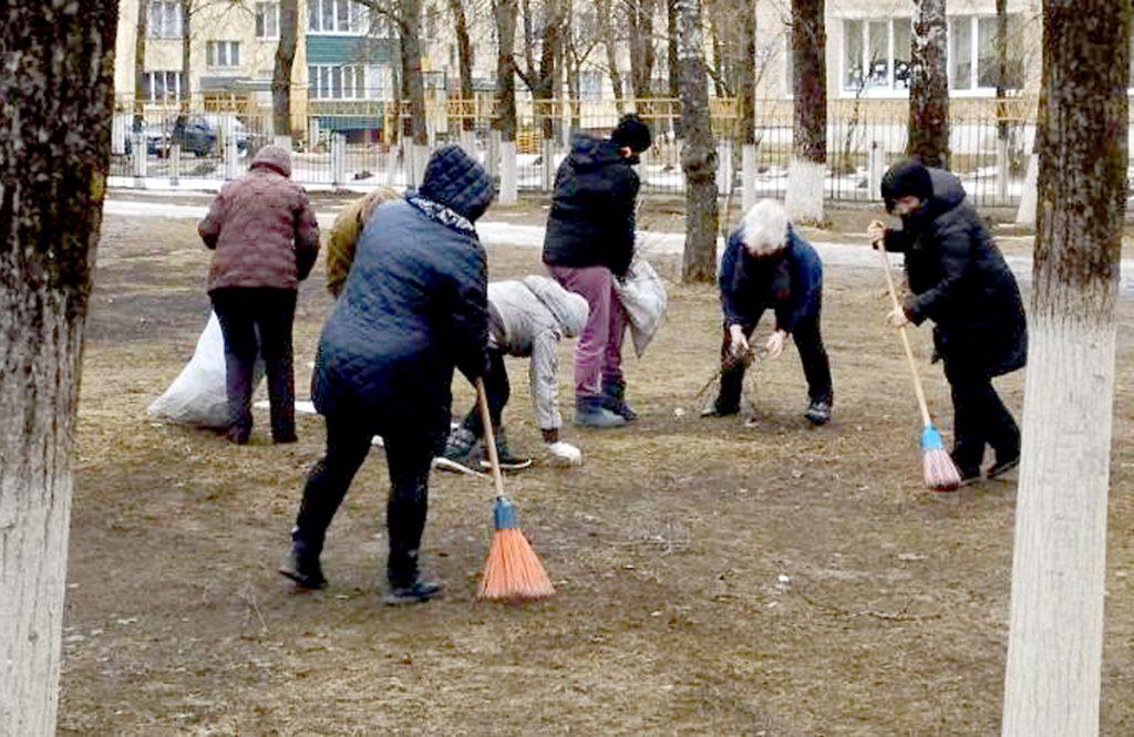 Первый в 2024 году районный субботник проходит на Климовщине