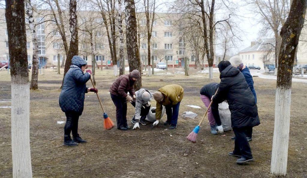 Первый в 2024 году районный субботник проходит на Климовщине