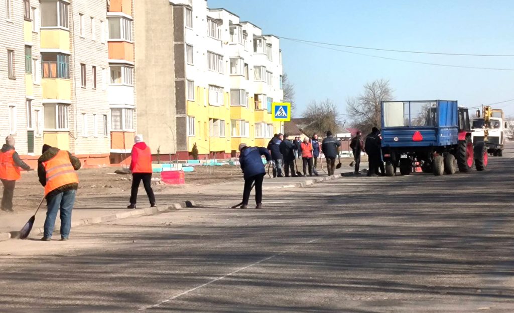 УКП «Коммунальник» в Климовичах приводит в порядок центральные дороги