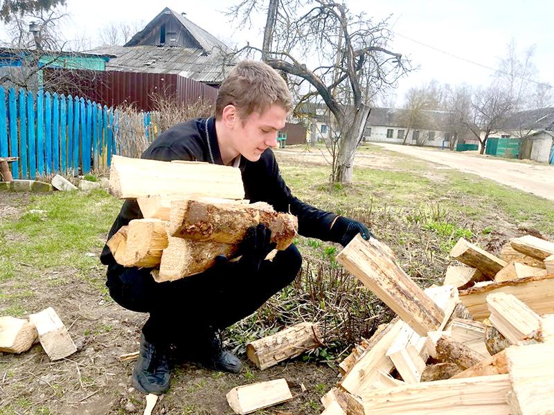 В Климовичском аграрном колледже работает отряд «Руки помощи»