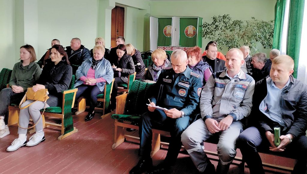 Жители микрозоны «50 лет СССР» встретились с представителями служб Климовичского района