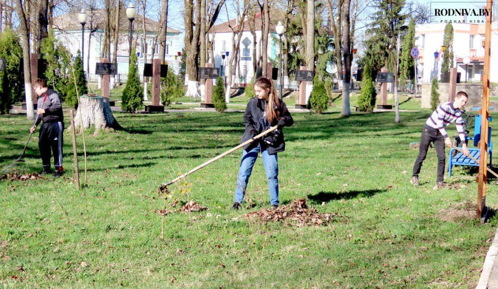 Жители Климовичей благоустраивают общественные территории