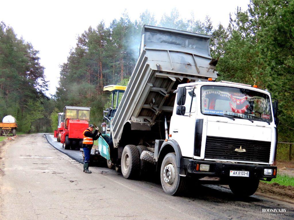 ФОТОФАКТ: на автодороге Климовичи — Реут ведут укладку асфальта