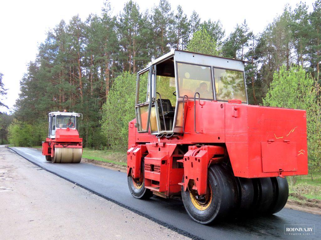 ФОТОФАКТ: на автодороге Климовичи — Реут ведут укладку асфальта