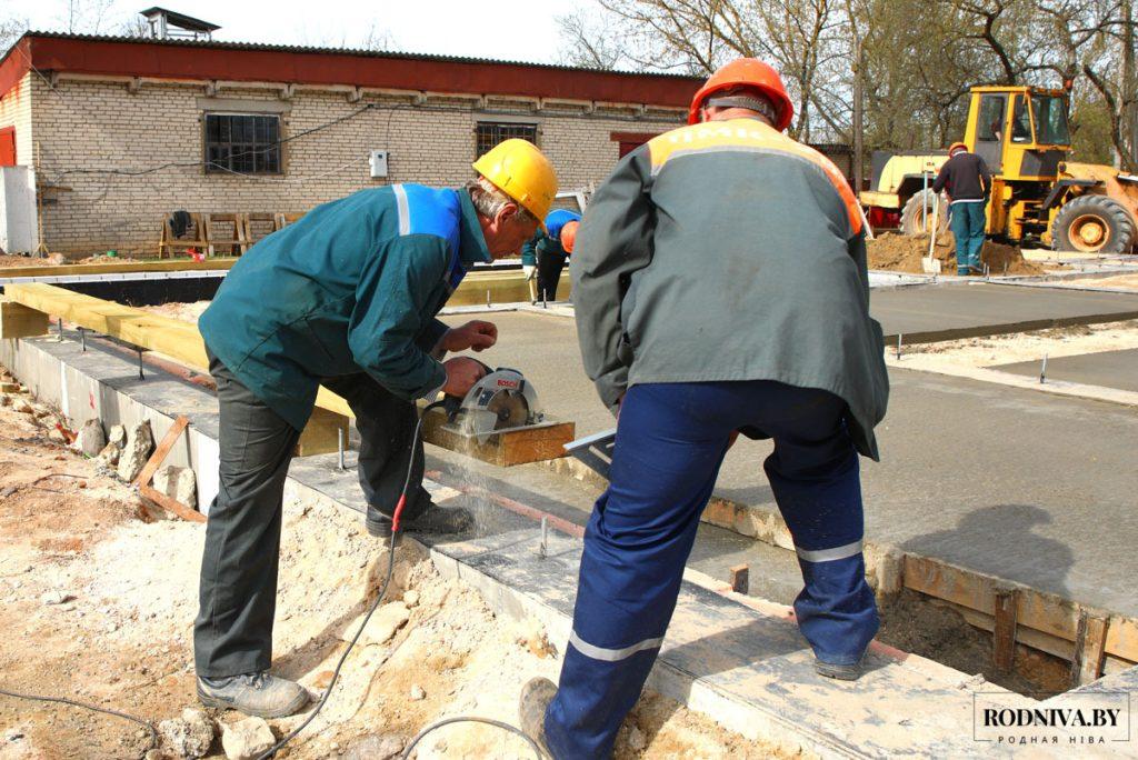 ФОТОФАКТ: Труженики ГУКДСП «Климовичская ПМК-256» начинают возведение стен здания районного краеведческого музея