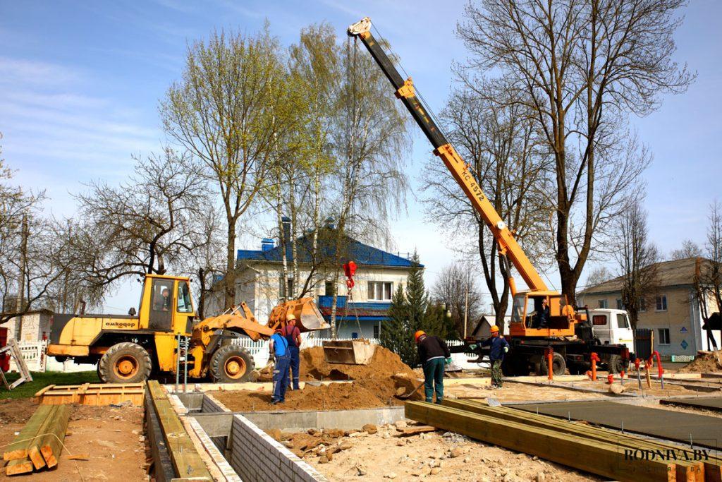 ФОТОФАКТ: Труженики ГУКДСП «Климовичская ПМК-256» начинают возведение стен здания районного краеведческого музея