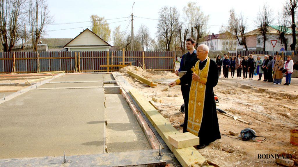 ФОТОФАКТ: Труженики ГУКДСП «Климовичская ПМК-256» начинают возведение стен здания районного краеведческого музея