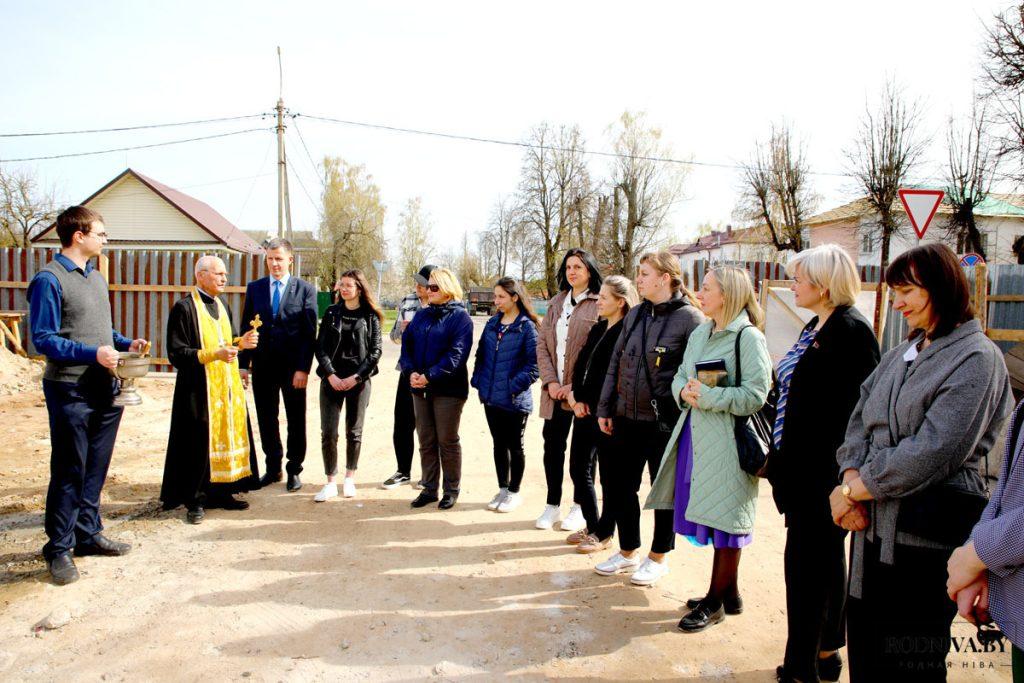 ФОТОФАКТ: Труженики ГУКДСП «Климовичская ПМК-256» начинают возведение стен здания районного краеведческого музея