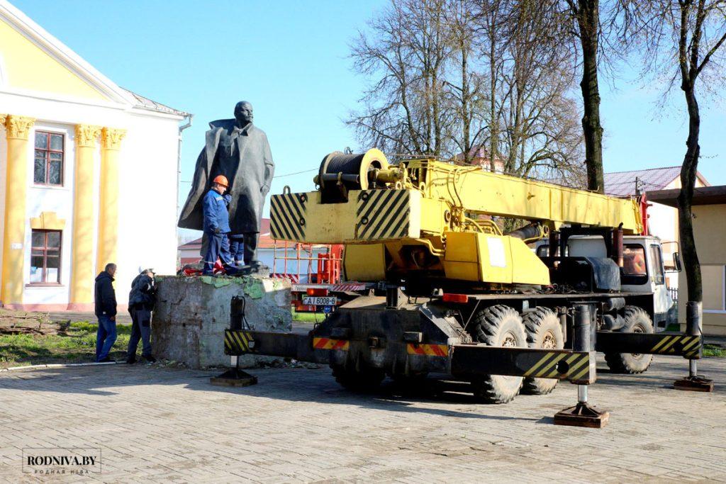 ФОТОФАКТ: Памятник В. И. Ленину переместили с улицы Советской на площадь 50 лет Великого Октября
