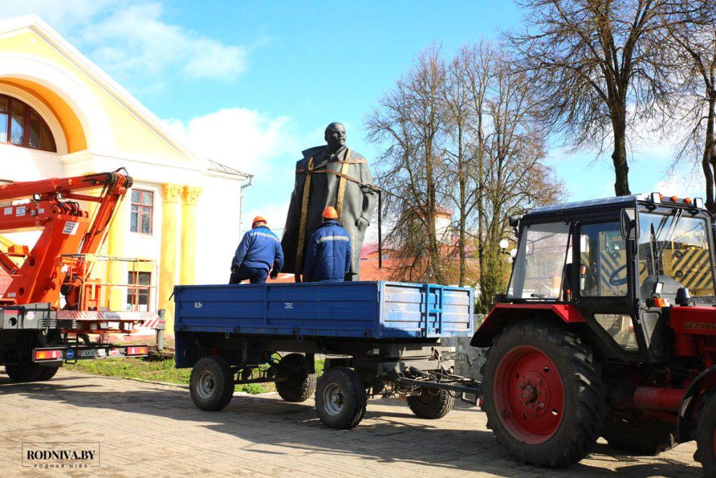 ФОТОФАКТ: Памятник В. И. Ленину переместили с улицы Советской на площадь 50 лет Великого Октября