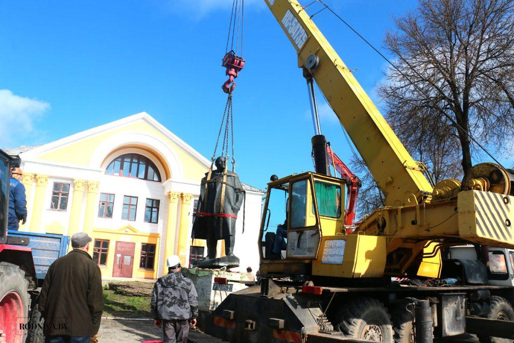 ФОТОФАКТ: Памятник В. И. Ленину переместили с улицы Советской на площадь 50 лет Великого Октября
