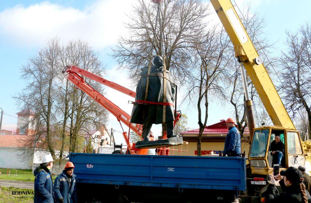 ФОТОФАКТ: Памятник В. И. Ленину переместили с улицы Советской на площадь 50 лет Великого Октября