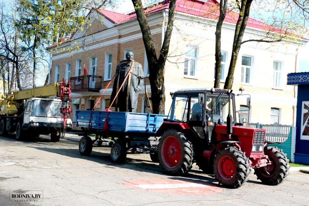 ФОТОФАКТ: Памятник В. И. Ленину переместили с улицы Советской на площадь 50 лет Великого Октября