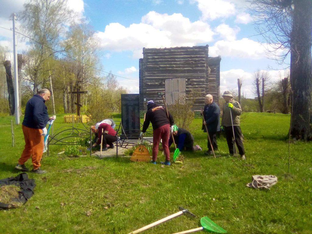 Жители деревни Лозовица Климовичского района организовали субботник по благоустройству территории возле обелиска