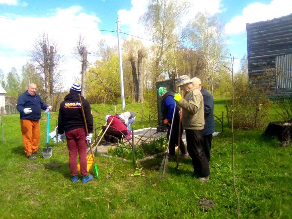 Жители деревни Лозовица Климовичского района организовали субботник по благоустройству территории возле обелиска