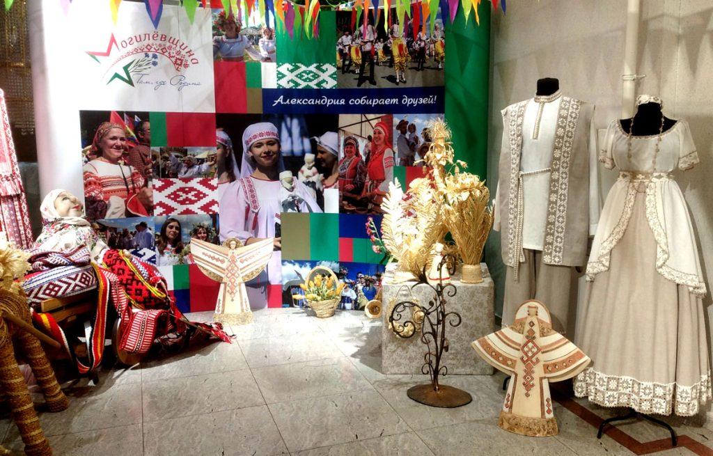 Мастер-класс резьбы по дереву дал заведующий Климовичским районным Домом ремесел на ВДНХ