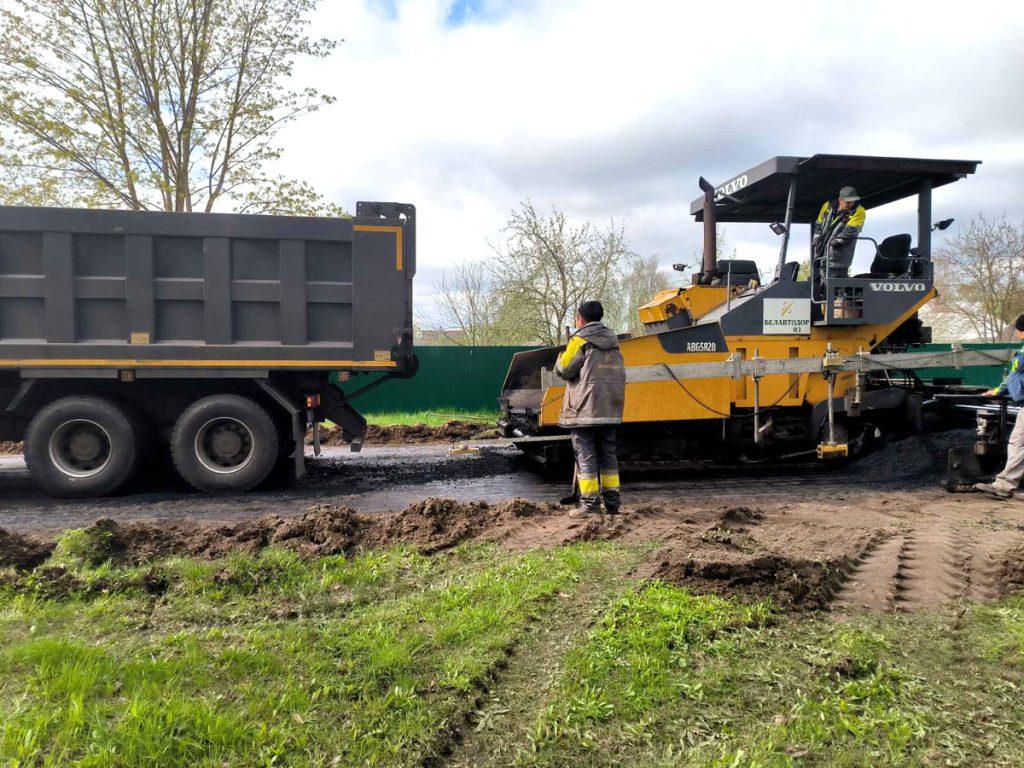 ФОТОФАКТ: в Климовичах ведут укладку асфальта на ул. Комсомольской
