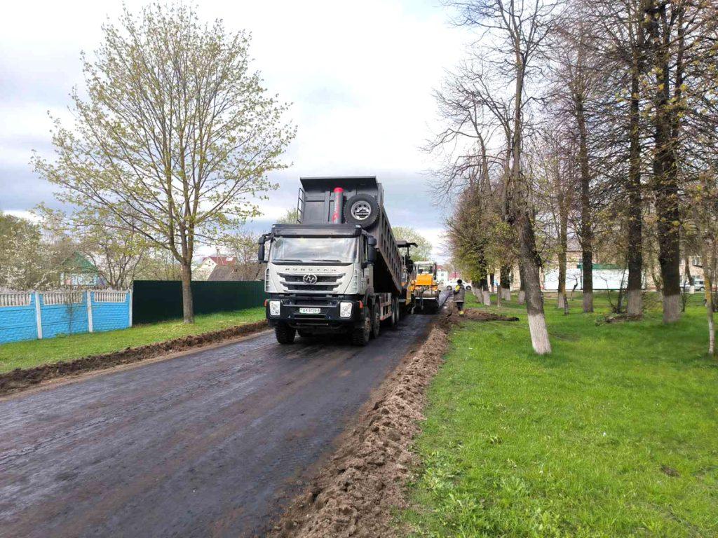 ФОТОФАКТ: в Климовичах ведут укладку асфальта на ул. Комсомольской