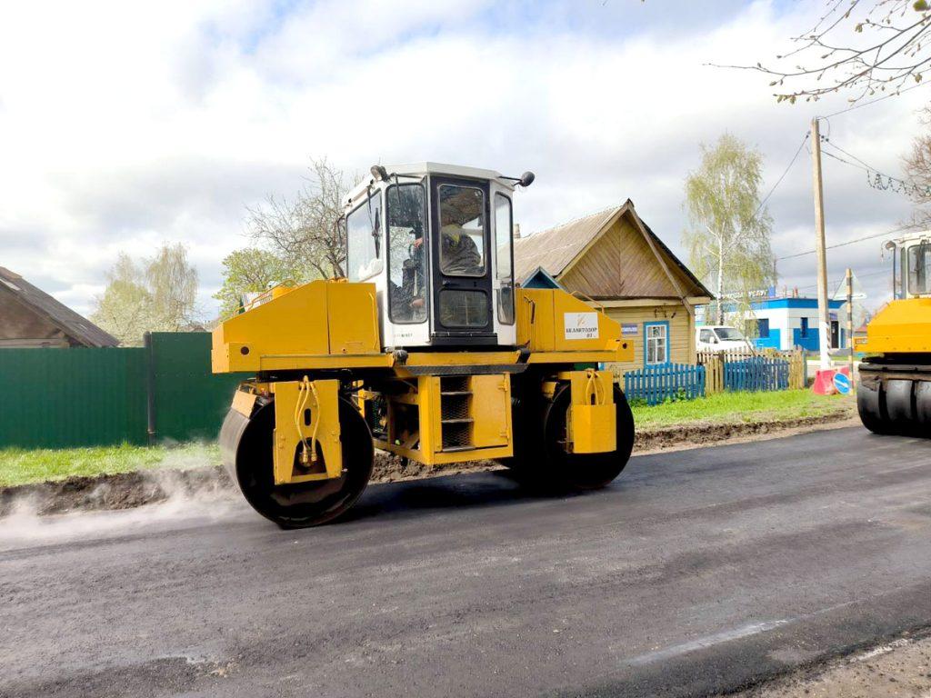 ФОТОФАКТ: в Климовичах ведут укладку асфальта на ул. Комсомольской
